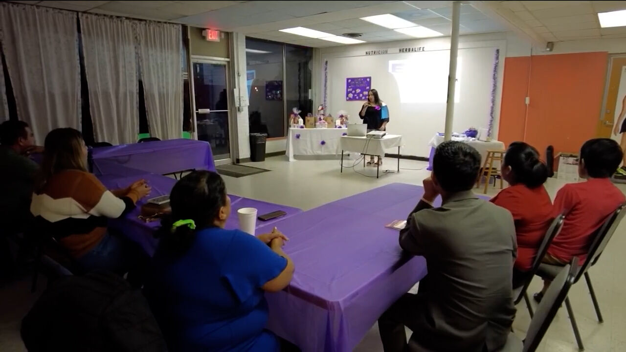 Las Líderes Latinas de Abriendo Puertas llevan información y recursos directamente a la comunidad a través de talleres y eventos.